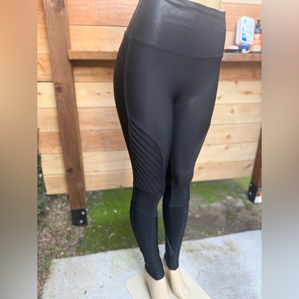 SPANX Shiny Black Ribbed Leggings/ shapewear size medium